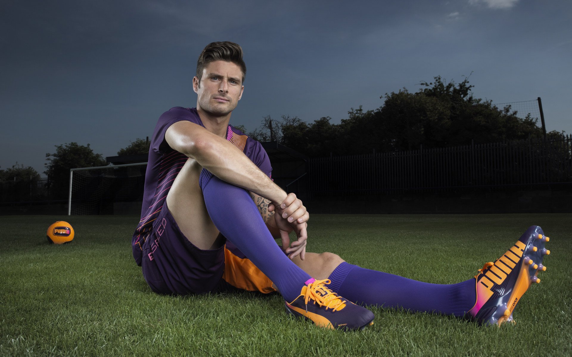 场边替补积极投入热身等待上场时刻展现专业态度与团队精神,替补随时入场