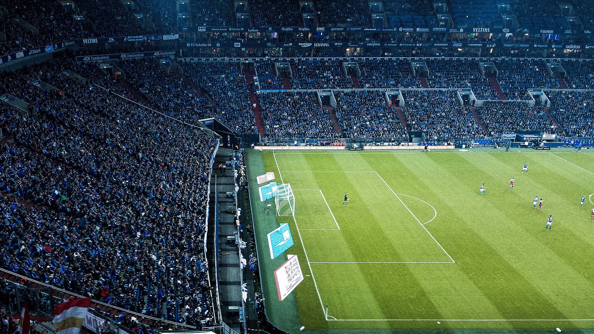 曼联在关键战中逆转夺胜，积分追赶榜首